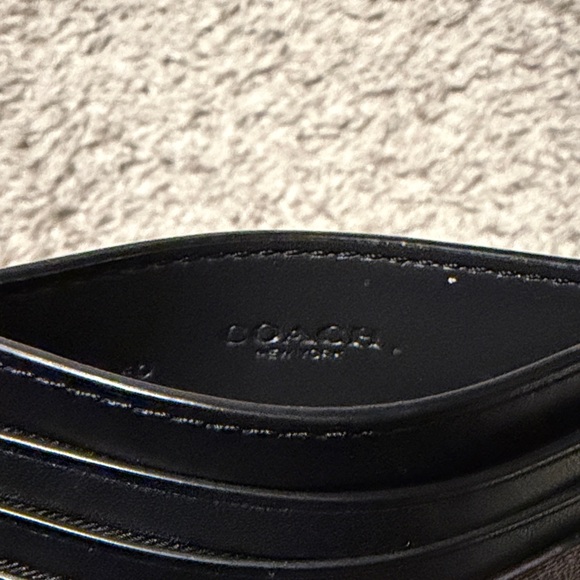 COACH | Minimalistic Stylish Black and Red Card Holder - Picture 4 of 16